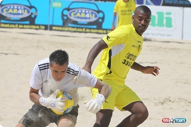 אבי עמוס מקדים את גובזה מירושלים(צילום:שלומי גבאי)